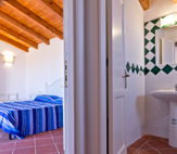 Villa Azzurra 04-5A: particolare camera e bagno