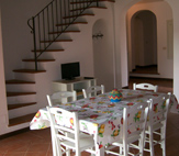 Villa Rosa 03-11A: soggiorno con scala